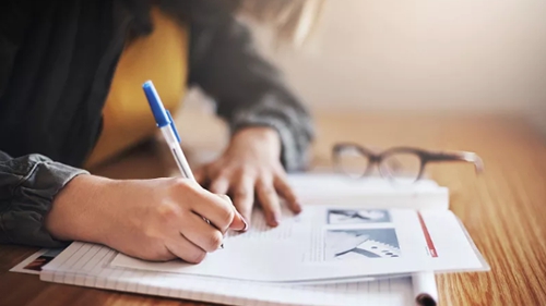 托?？荚? style=